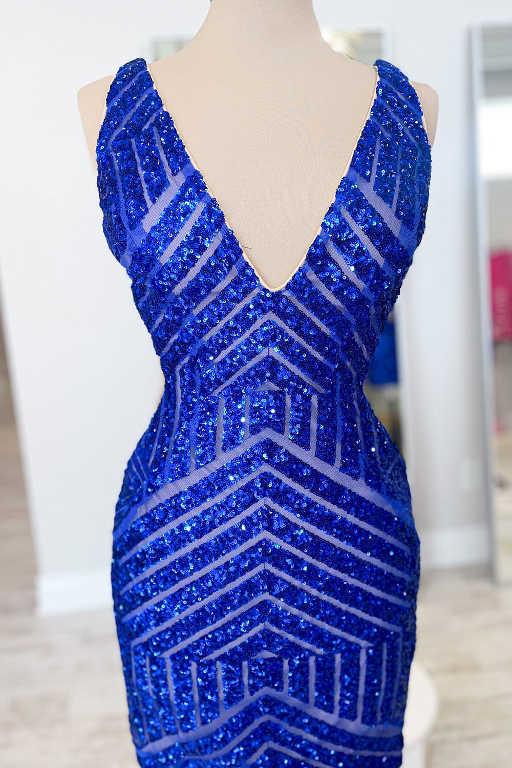 Champagne Mermaid Sequins V-Neck Tight Homecoming Dress