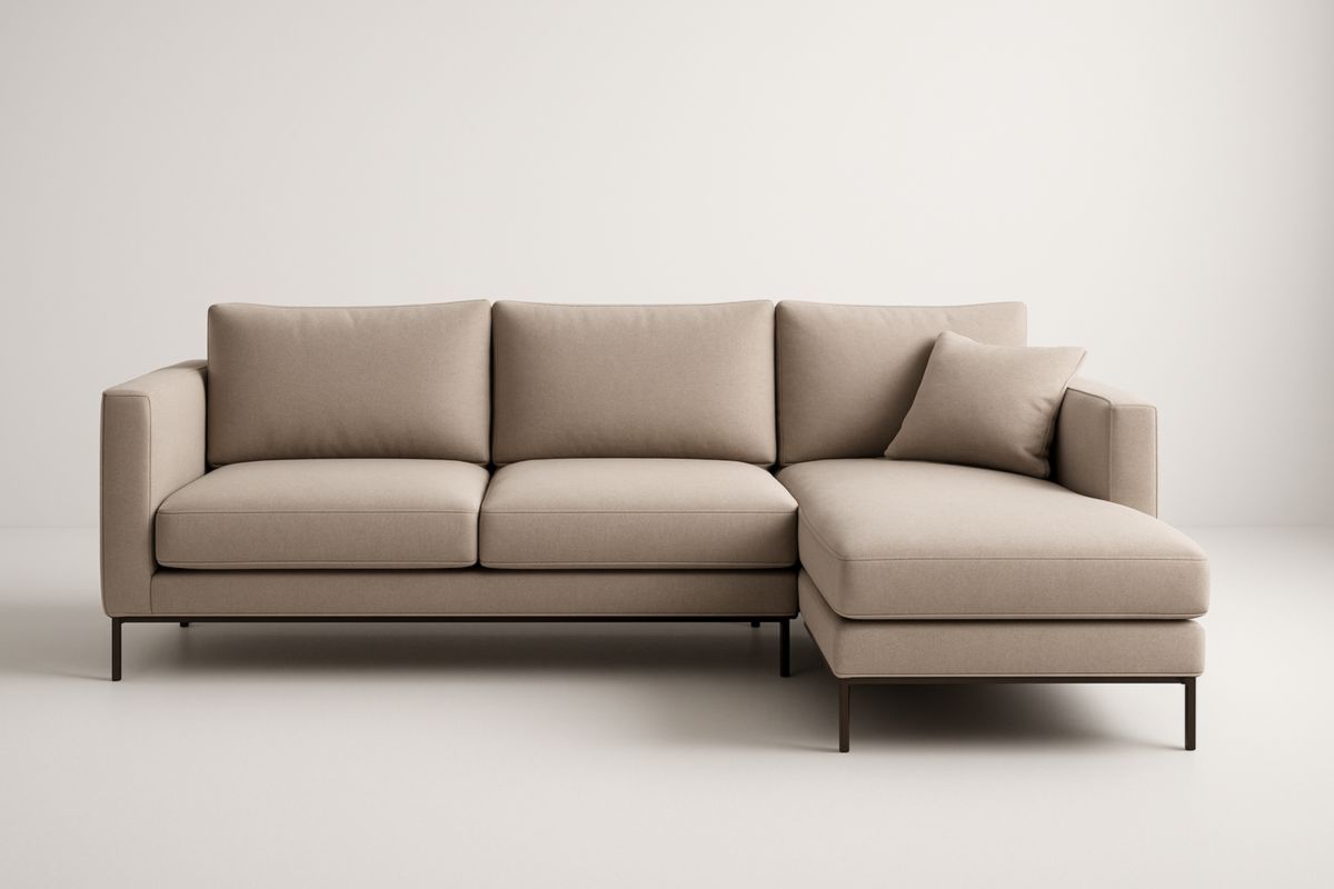 Canapé d'angle en tissu beige avec coussins