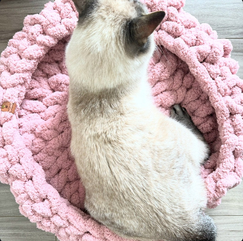 Hand Crocheted Chunky Knit Pet Bed: Cozy Chenille Basket