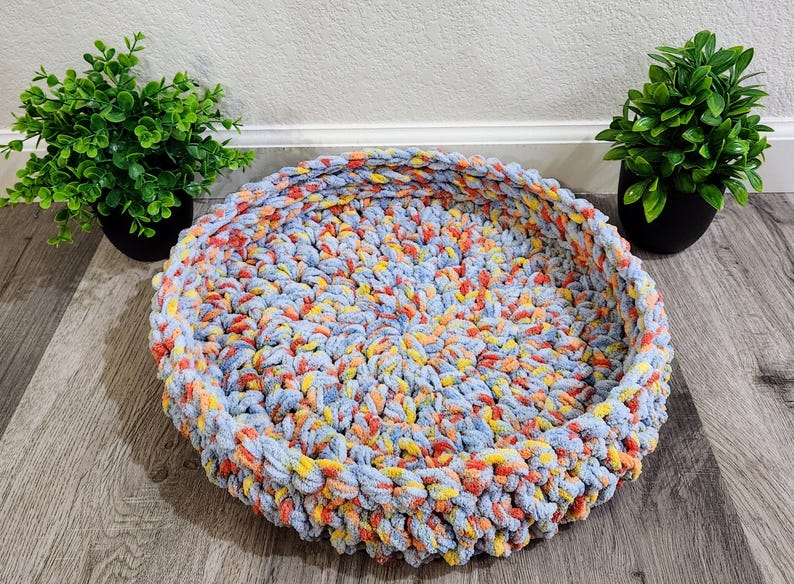 Handmade Crochet Cat Bed: Soft Round Pet Bed, 16-inch Diameter