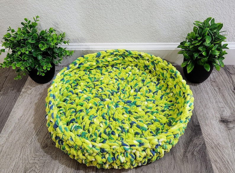 Handmade Crochet Cat Bed: Soft Round Pet Bed, 16-inch Diameter