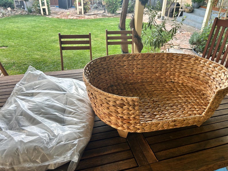 Handcrafted Natural Rattan Grass Pet Bed for Cats and Dogs