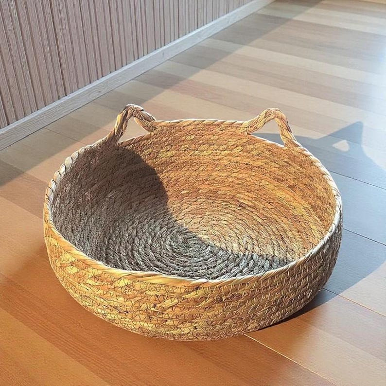 Handcrafted Rattan Woven Pet Bed, Cozy Cat Basket & Soft Dog Lounger, Soft Round Donut Design with Washable Cushion for Cats and Dogs