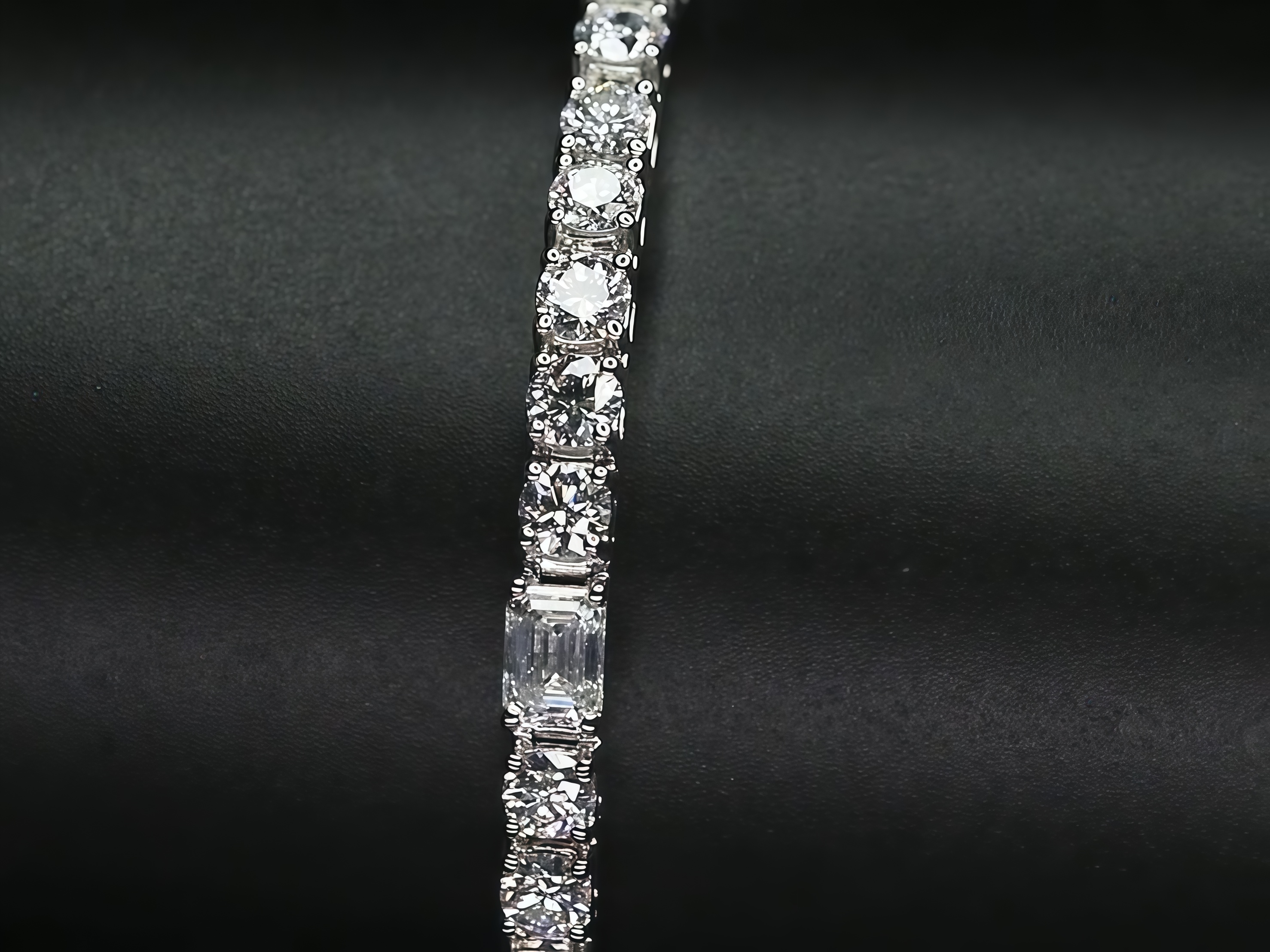 Each 0.2-carat 0.5-carat Emerald & Round Cut Lab Diamond Tennis Bracelet 18K Gold