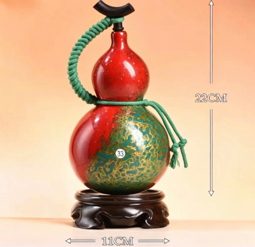 Close-up of Split Red and Green Urushi Lacquer Texture on Handmade Gourd Bottle, Natural Lacquer Craft with Vibrant Pattern