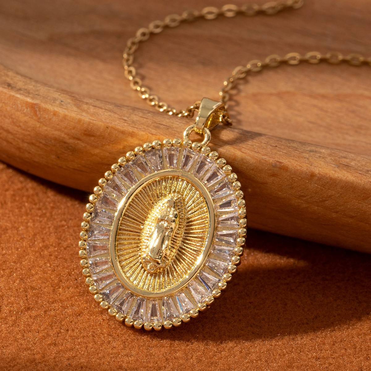 ✨🙏 Колие „Дева Мария“ – символ на вяра и закрила