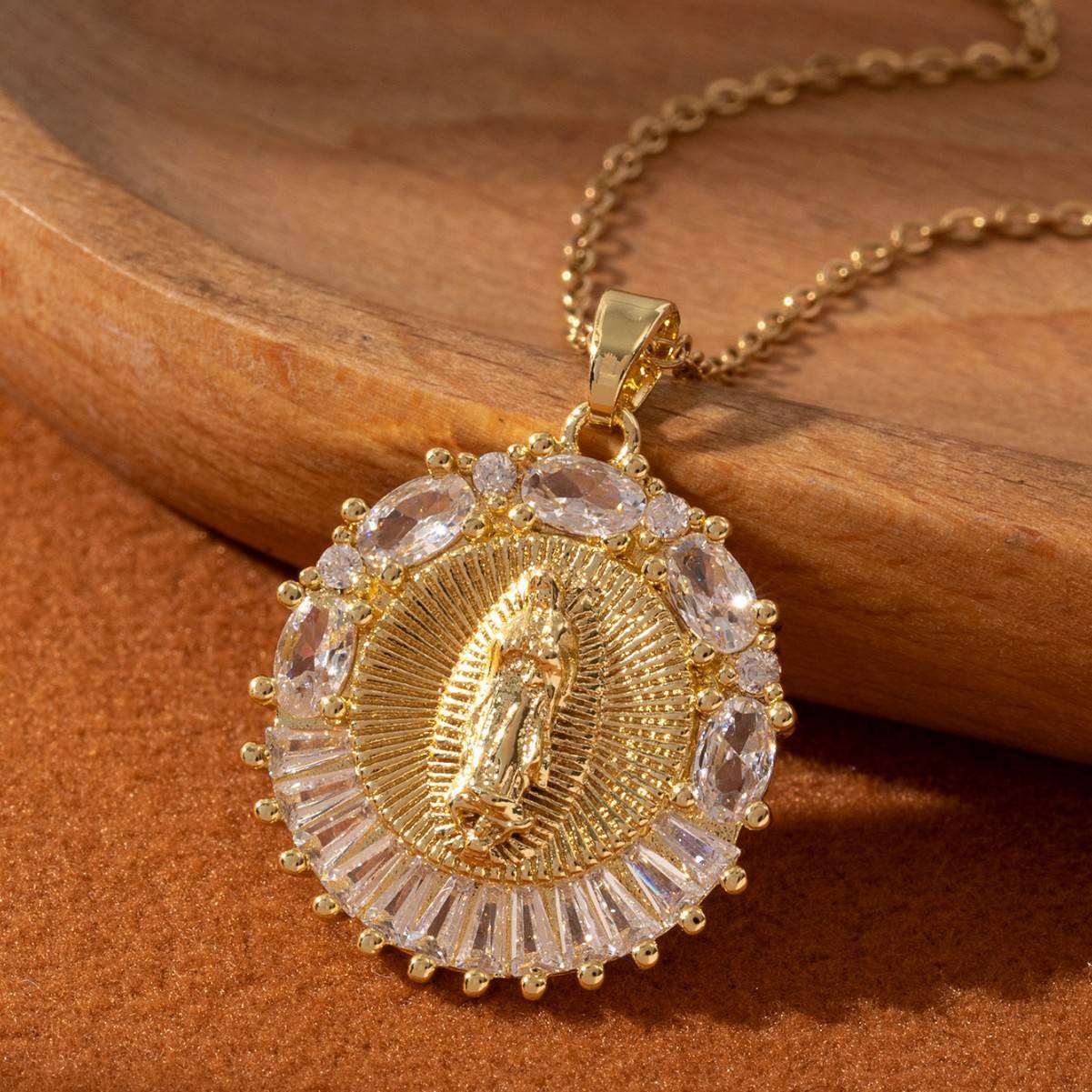 ✨🙏 Колие „Дева Мария“ – символ на вяра и закрила