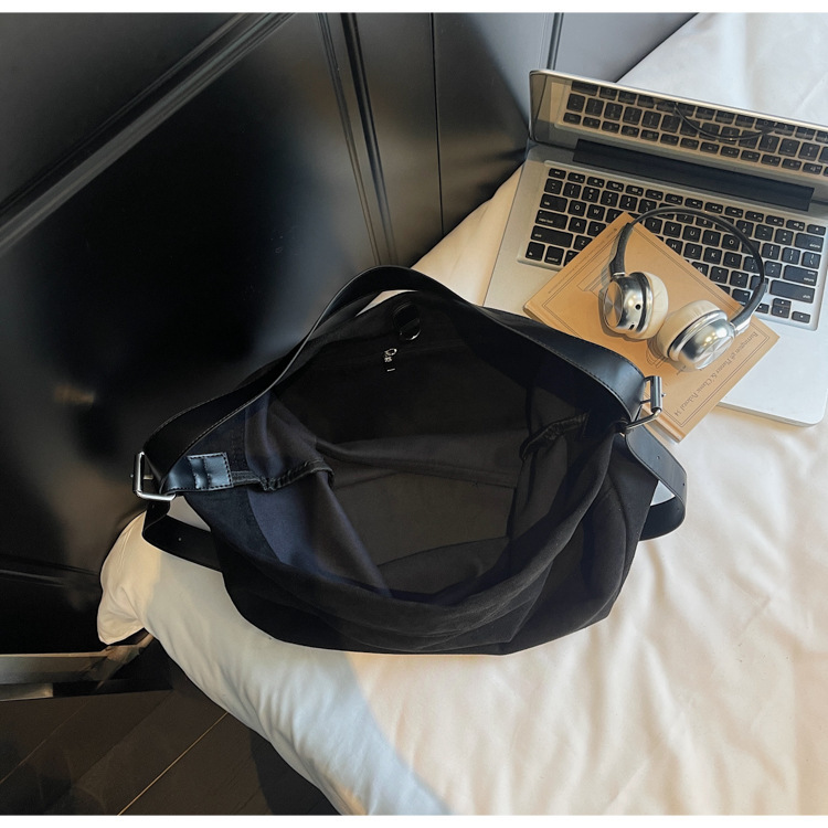 Jednobarevná taška s velkou kapacitou