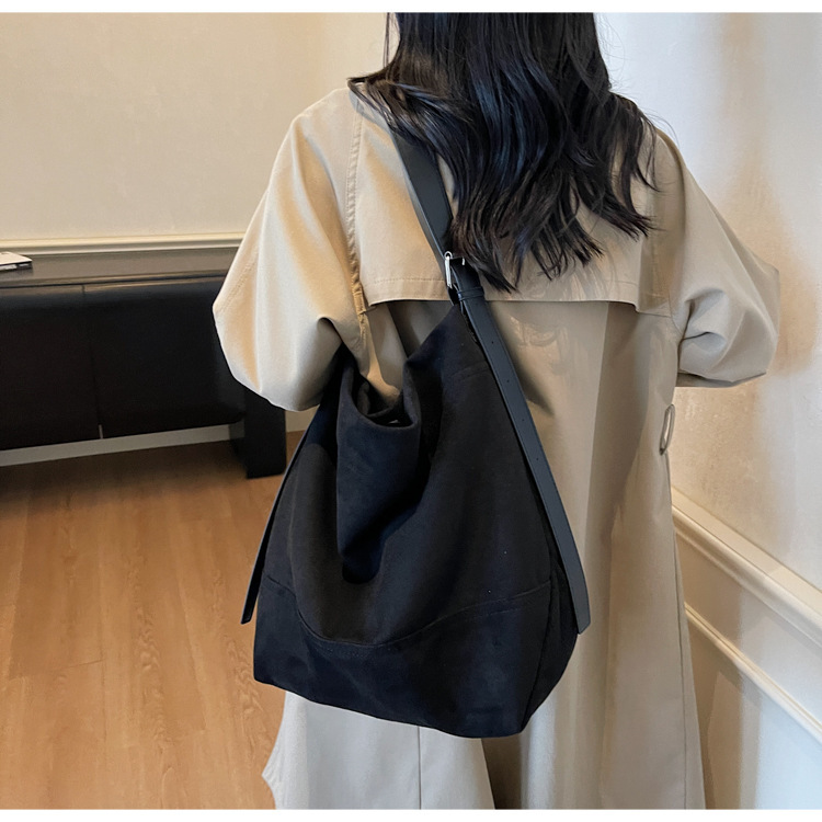 Jednobarevná taška s velkou kapacitou