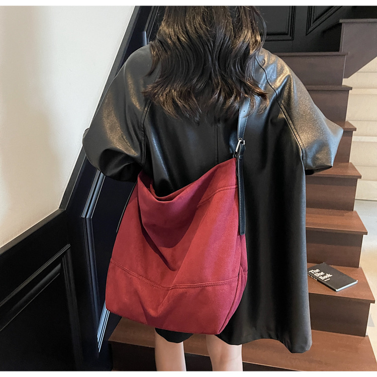 Jednobarevná taška s velkou kapacitou