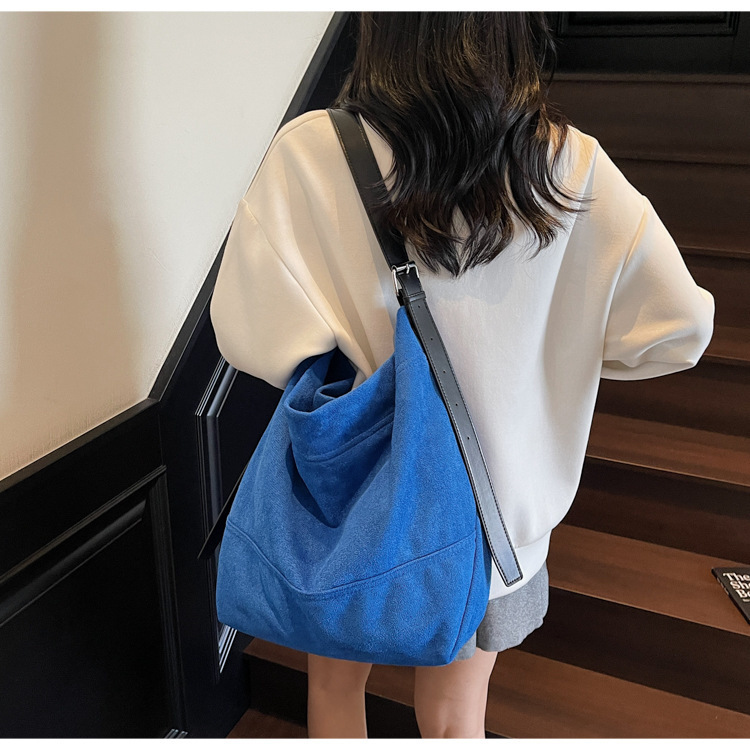 Jednobarevná taška s velkou kapacitou