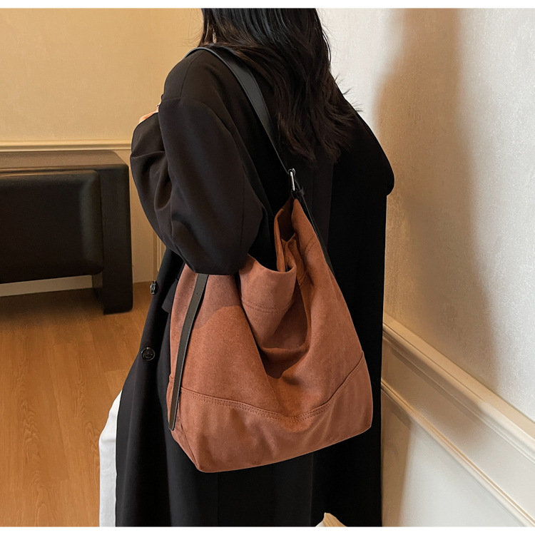 Jednobarevná taška s velkou kapacitou