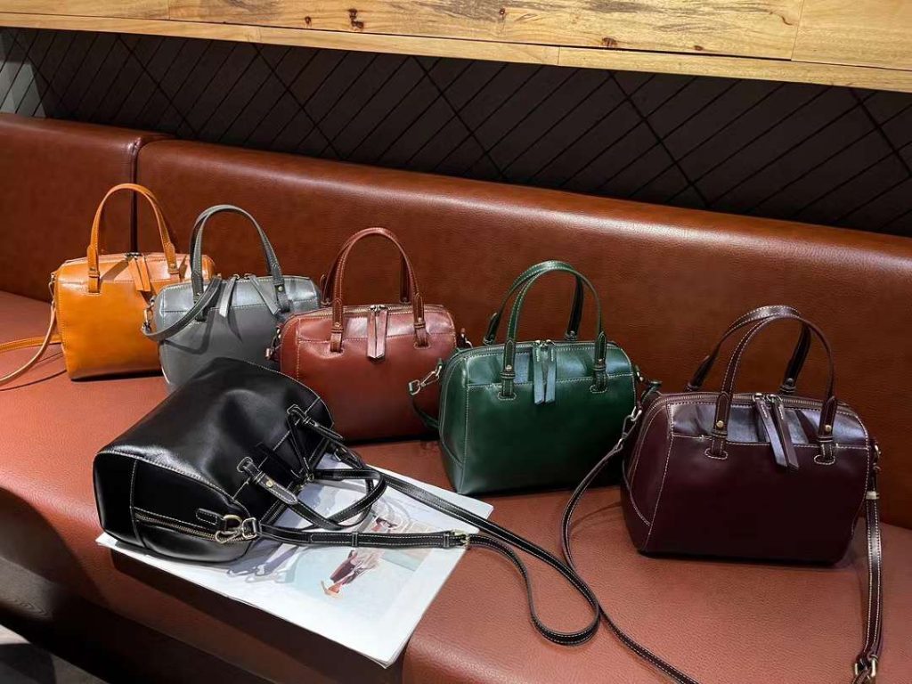 Kožená taška Boston Tote v jednobarevné barvě