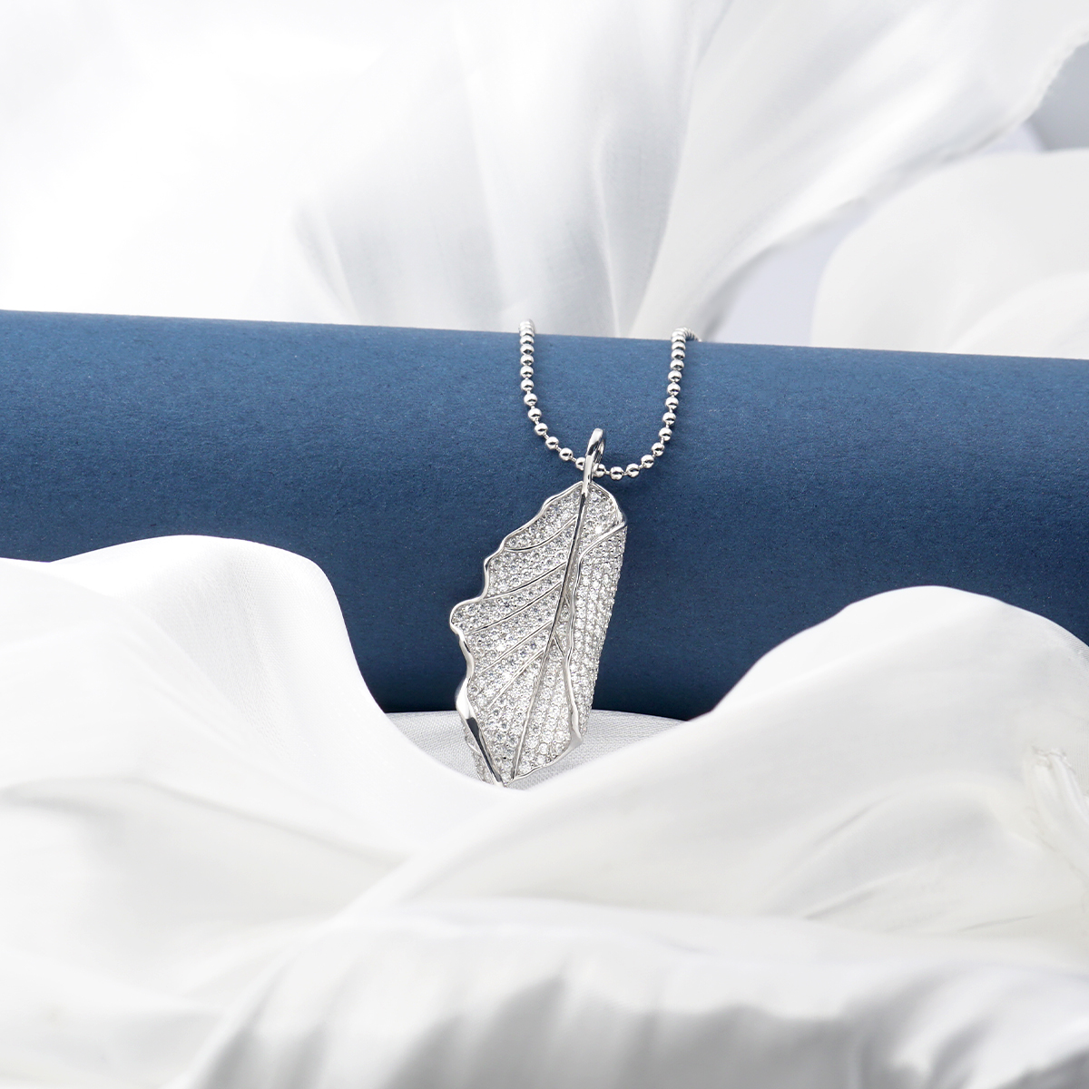 Unisex 1.7ct Iced Out Leaf Necklace VVS Synthetic Moissanite & S925