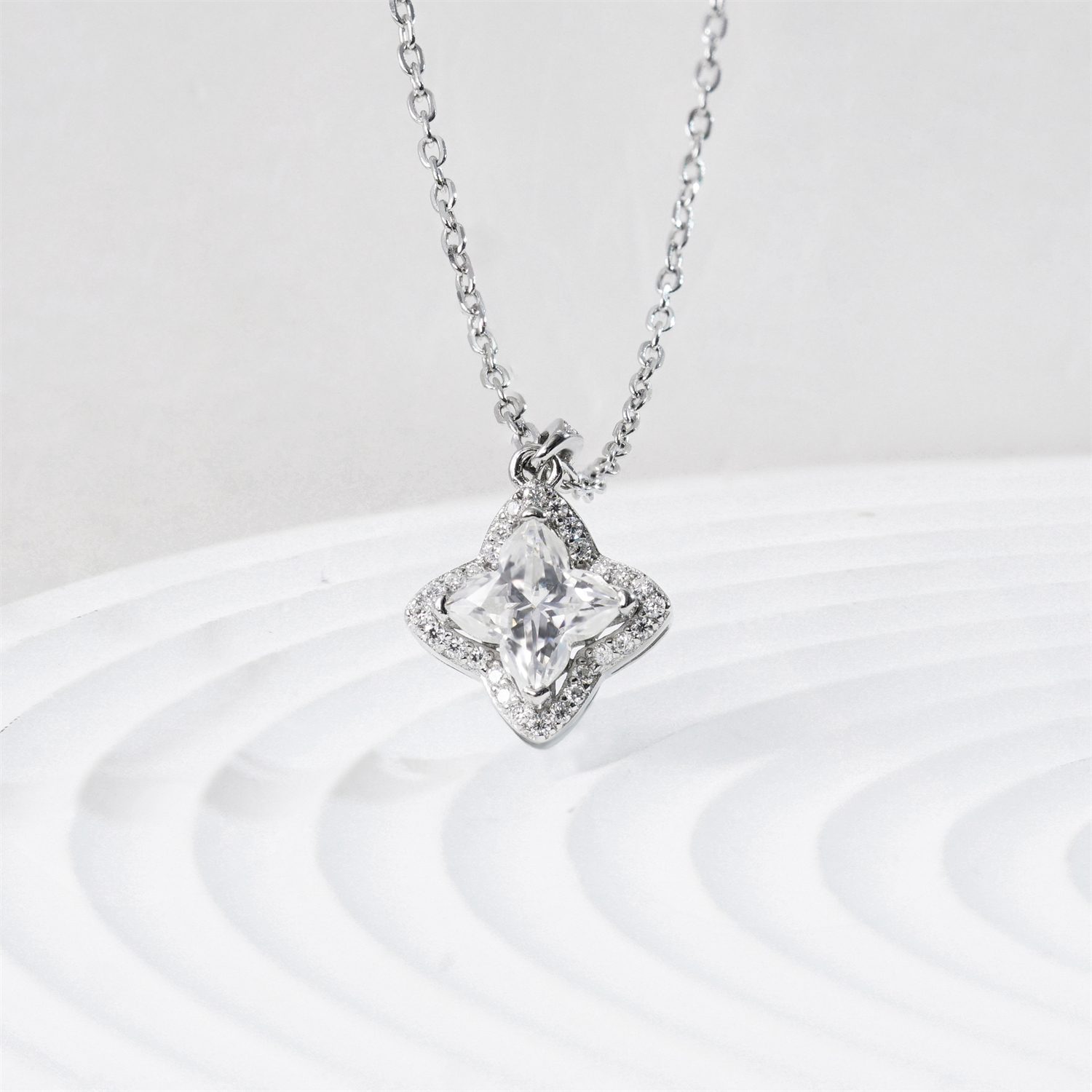 Delzzad 1.1ct Brilliant Iced-Out Four-Leaf Clover Pendant Necklace Lab-Created Moissanite Necklace S925 Sterling Silver Moissanite Jewelry Engagement Wedding Anniversary Perfect Gifts