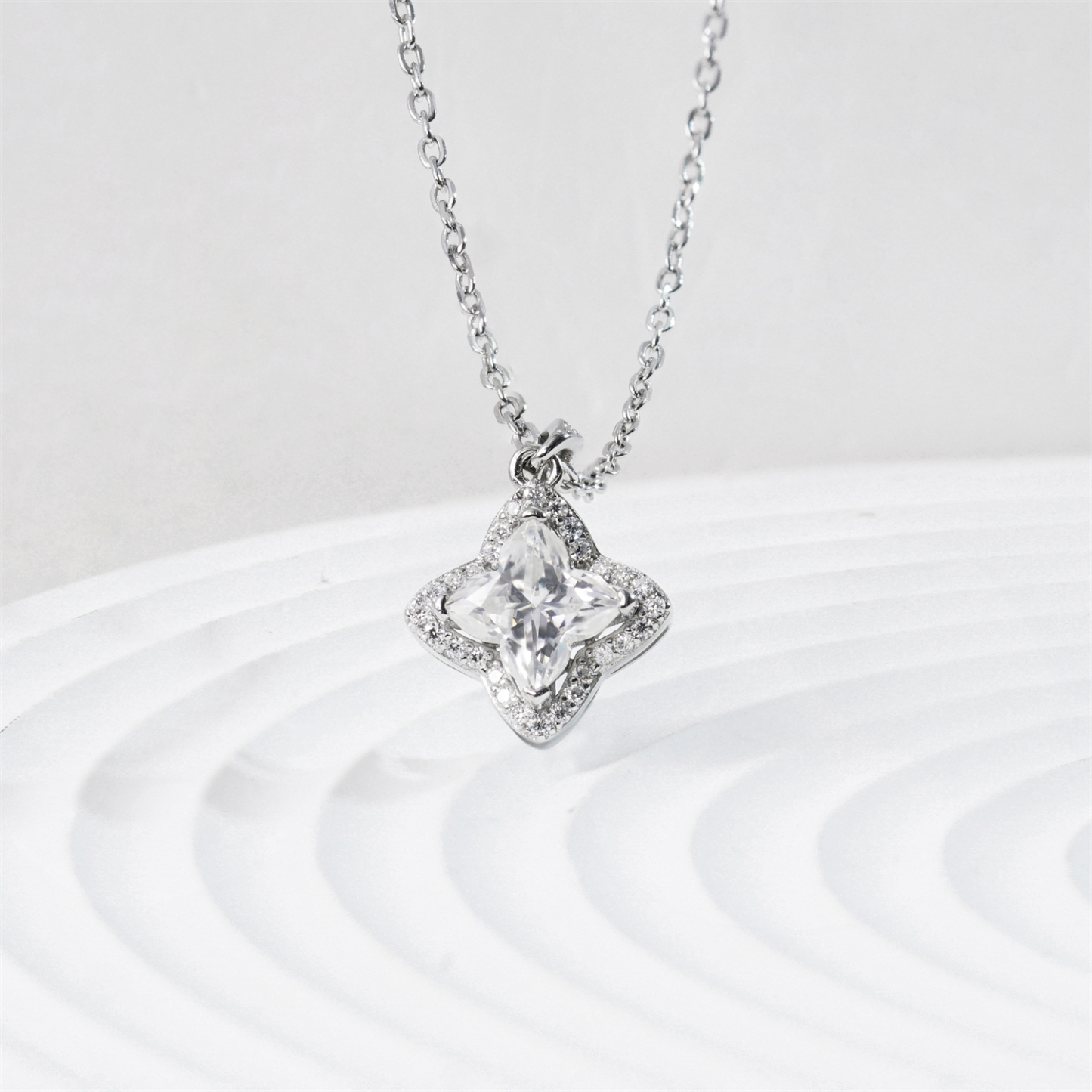 Delzzad 1.1ct Brilliant Iced-Out Four-Leaf Clover Pendant Necklace Lab-Created Moissanite Necklace S925 Sterling Silver Moissanite Jewelry Engagement Wedding Anniversary Perfect Gifts