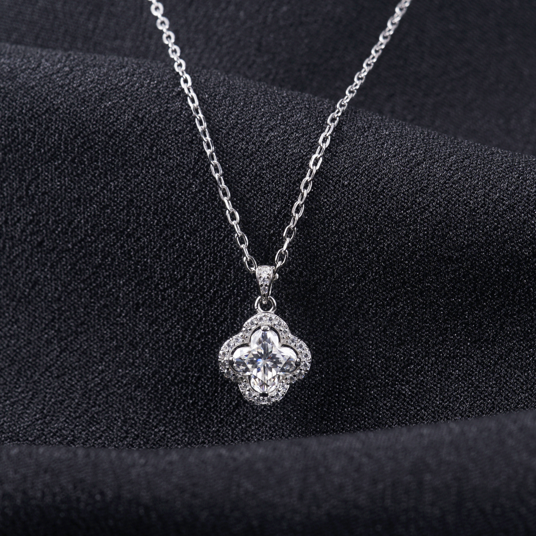 Delzzad 1.1ct Bling Luxury Four-Leaf Clover Pendant Necklace Lab-Created Moissanite Necklace S925 Sterling Silver Moissanite Jewelry Engagement Wedding Anniversary Perfect Gifts