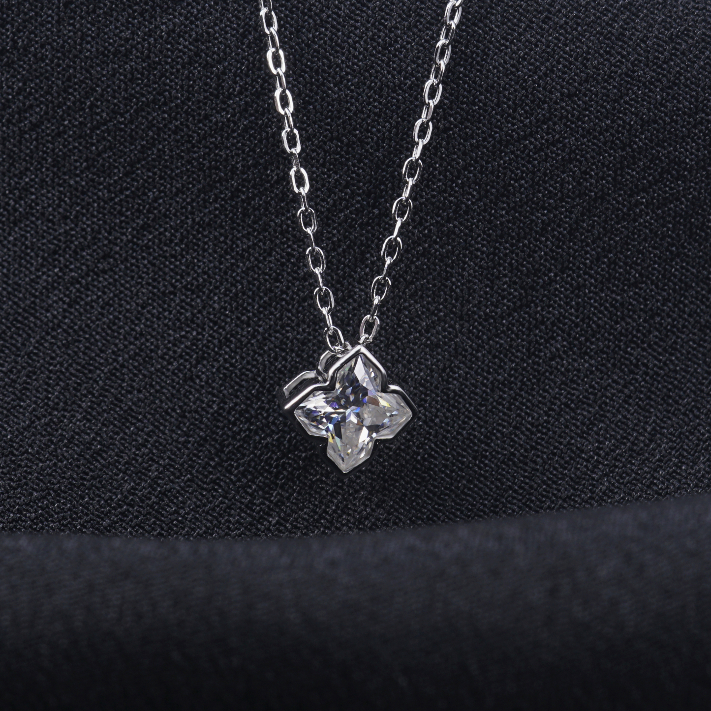 Delzzad 1ct Sparkling Leaf Clover Cut Pendant Necklace Lab-Created Moissanite Necklace S925 Sterling Silver Moissanite Jewelry Engagement Wedding Anniversary Perfect Gifts