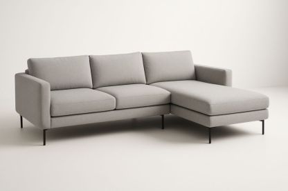 Divano angolare grigio in tessuto di poliestere con struttura in legno massello e gambe in acciaio