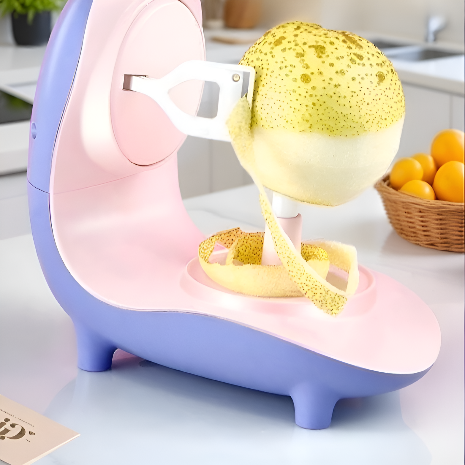 Pelador automático pelando una pera