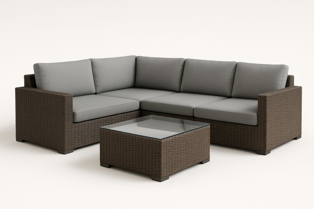 Set da giardino: divano angolare in rattan marrone con cuscini grigi e tavolino in vetro