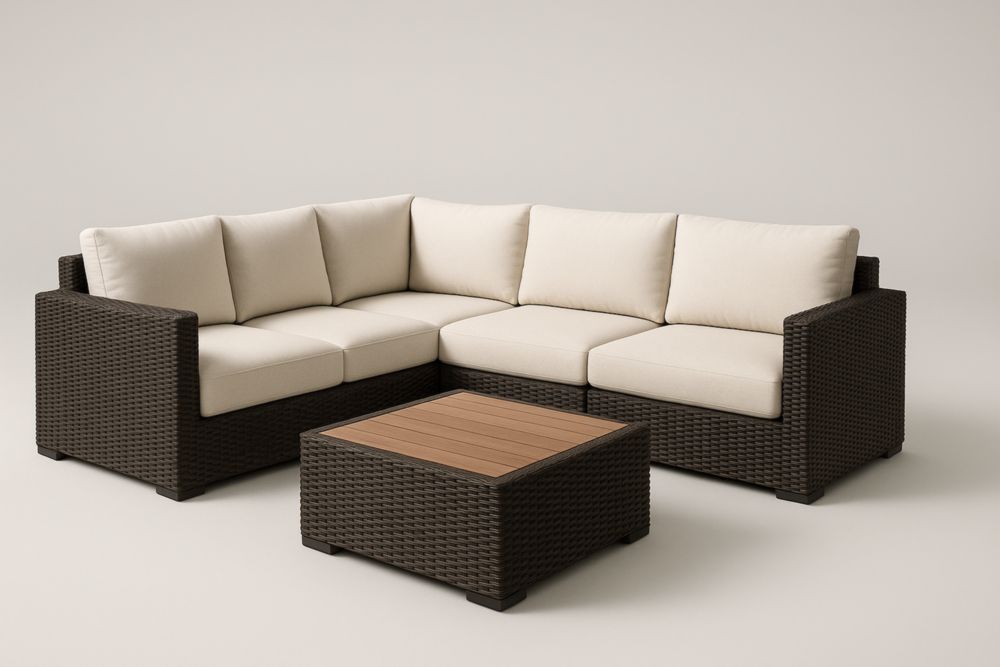 Set da giardino: divano angolare in rattan marrone con cuscini crema e tavolino in legno di teak