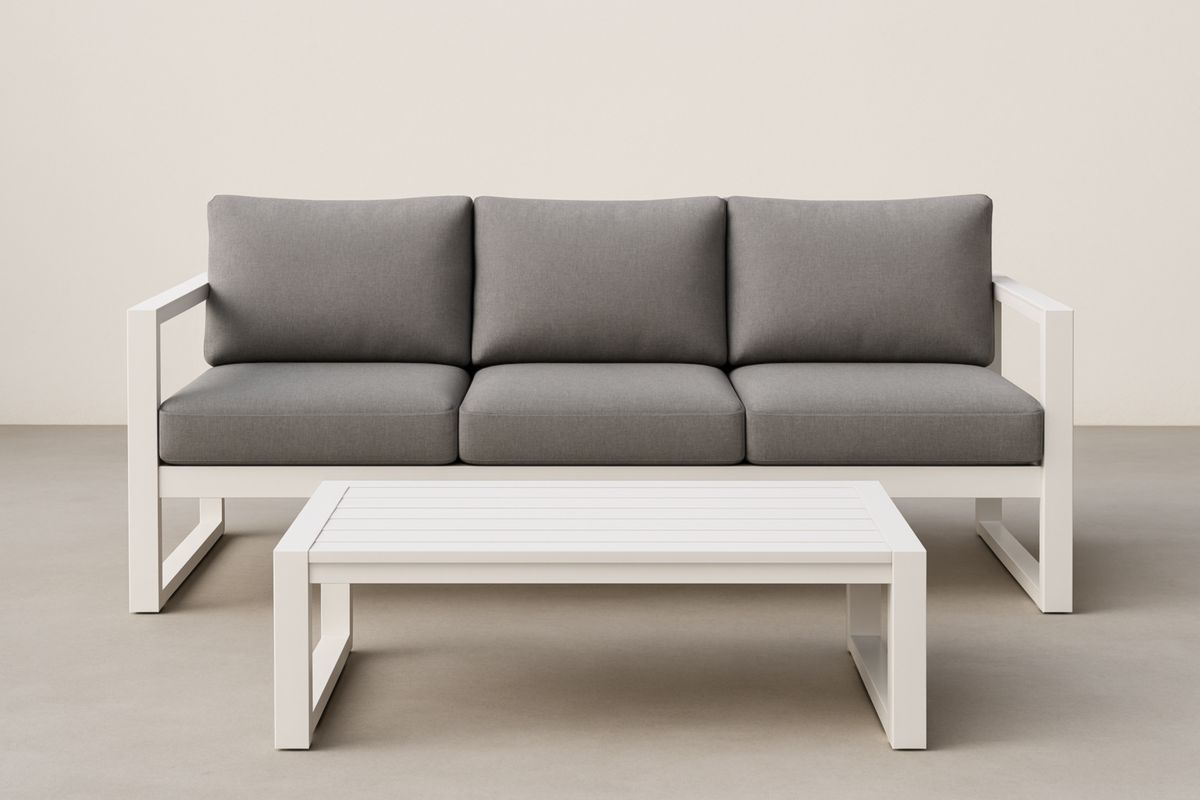 Divano a Tre Posti Grigio con Struttura in Alluminio e Tavolino Bianco