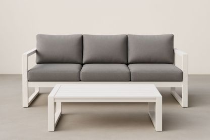 Divano a Tre Posti Grigio con Struttura in Alluminio e Tavolino Bianco