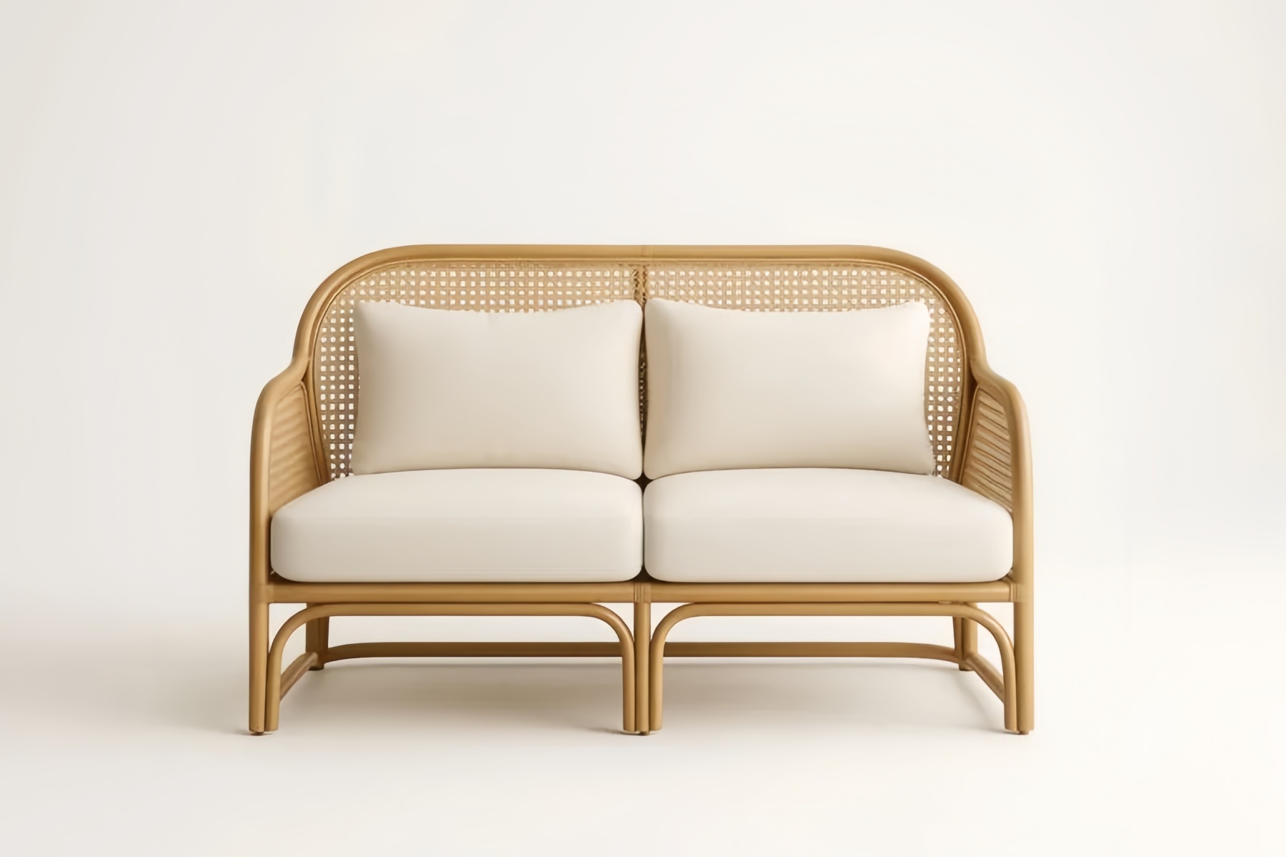 Canapé en rotin à deux places avec coussins en lin