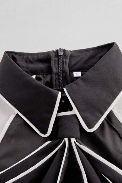 Stylish Sleeveless Halter Neck Blouse With Bold Contrast Trim
