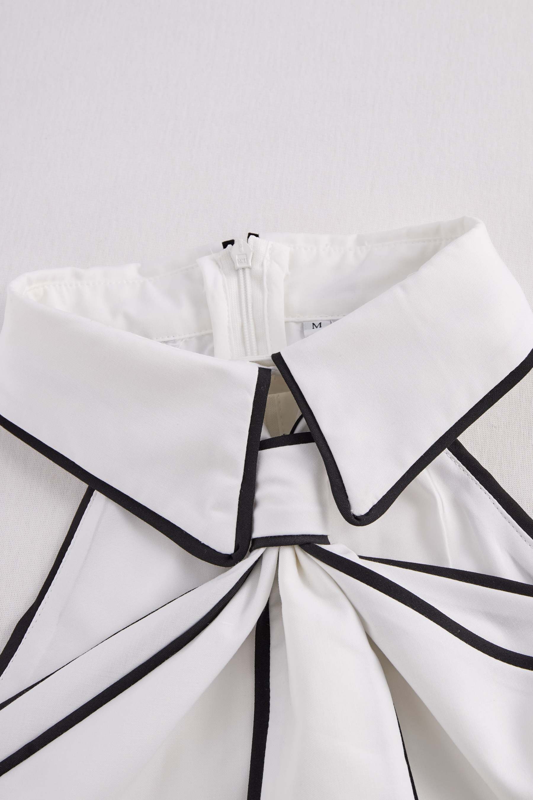 Stylish Sleeveless Halter Neck Blouse With Bold Contrast Trim