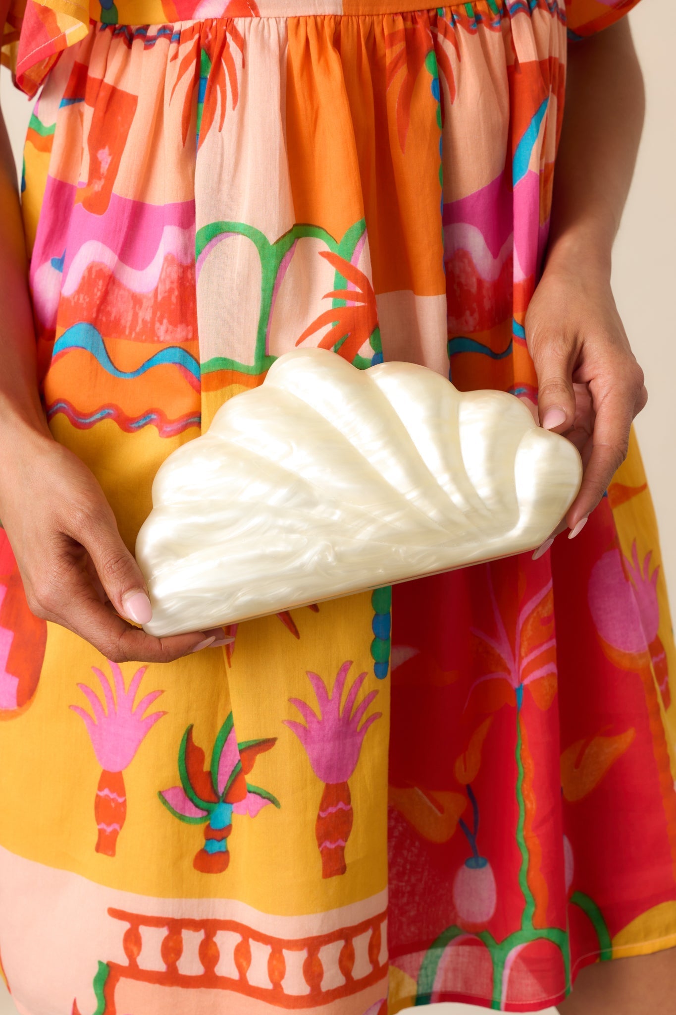 Pearl Tide Ivory Pearlescent Seashell Clutch - MismiDaily - Accessories