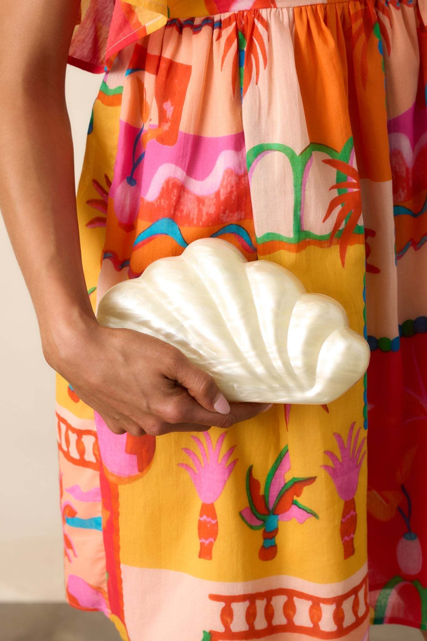 Pearl Tide Ivory Pearlescent Seashell Clutch - MismiDaily - Accessories