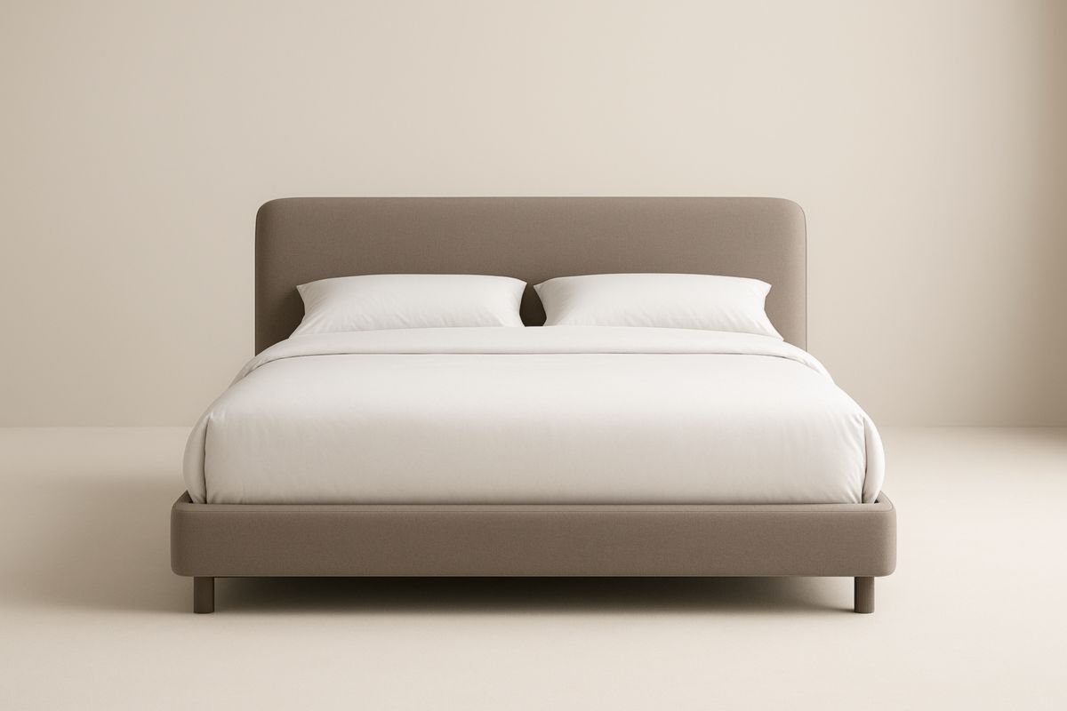 Lit double en tissu beige avec tête de lit rembourrée