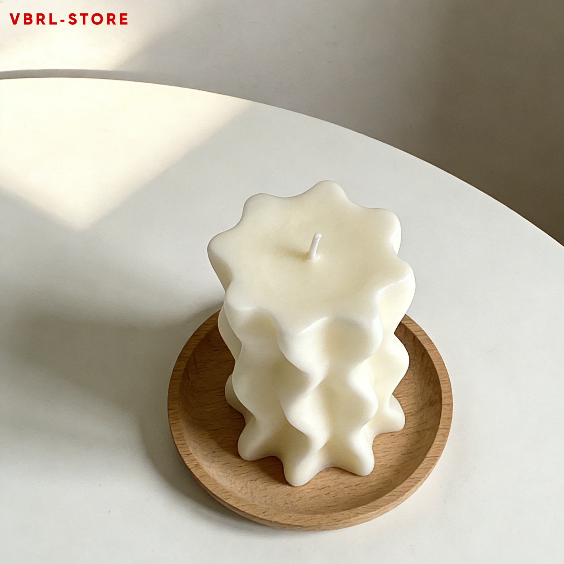 Wave-patterned scented candle