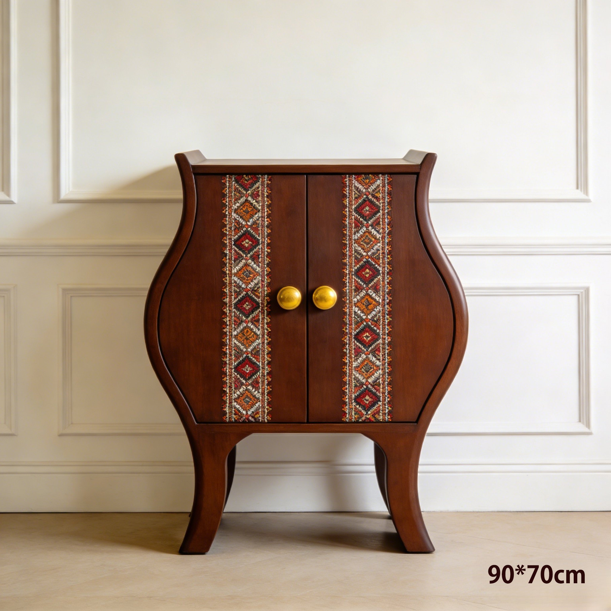 Tároló szekrény polcokkal és ajtókkal