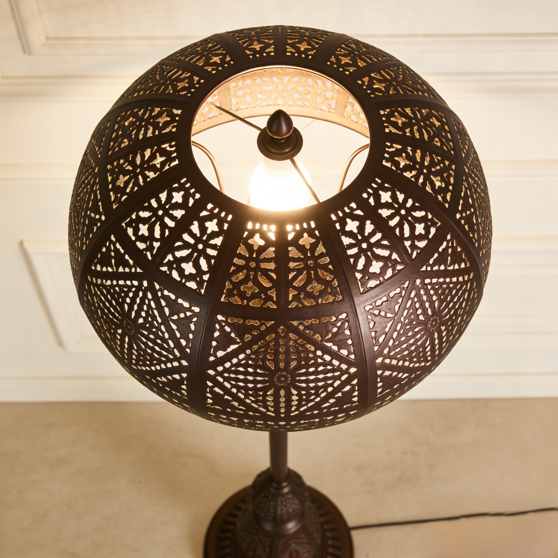 Designerska lampa podłogowa z motywem ażurowym