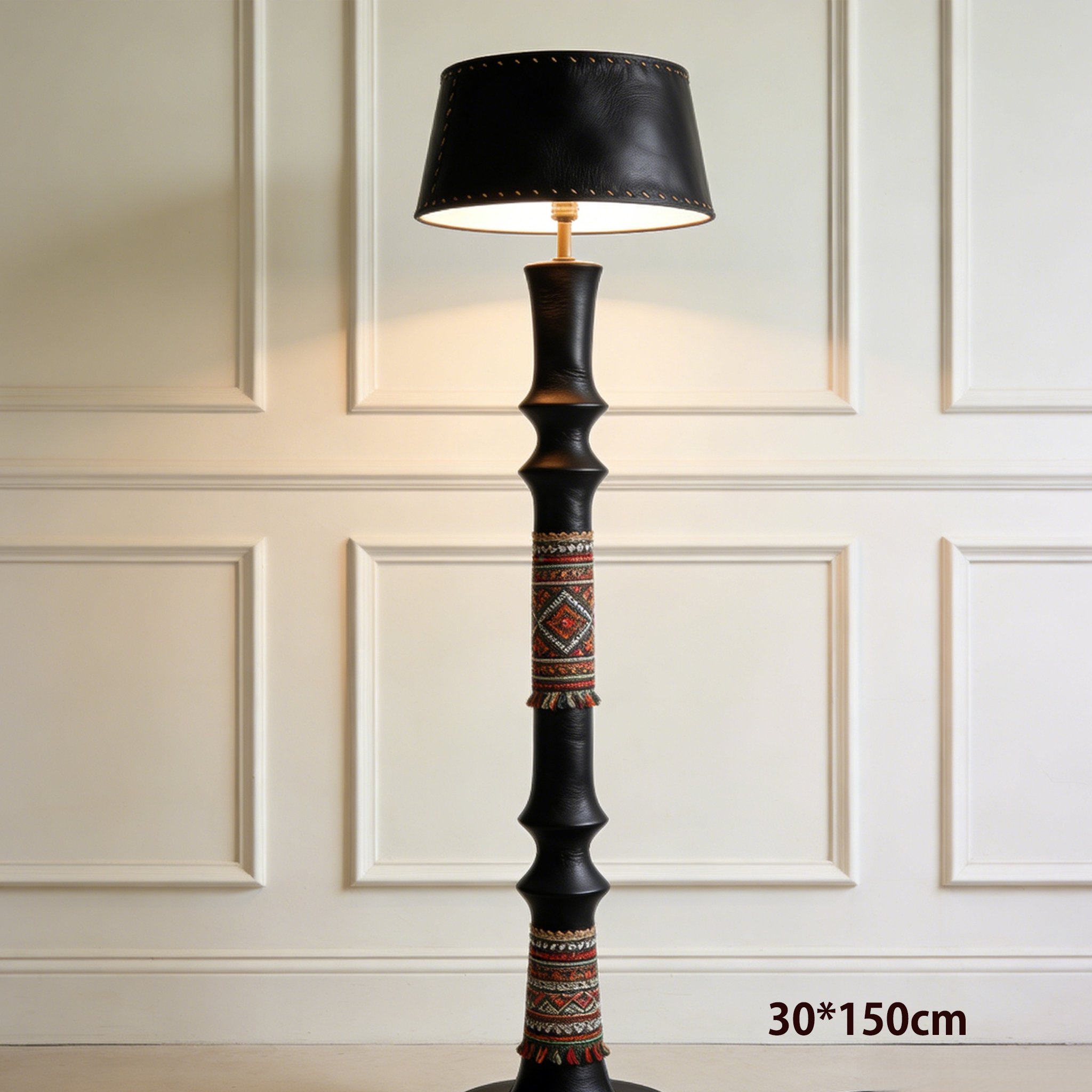 Elegancka lampa podłogowa z metalowym wykończeniem