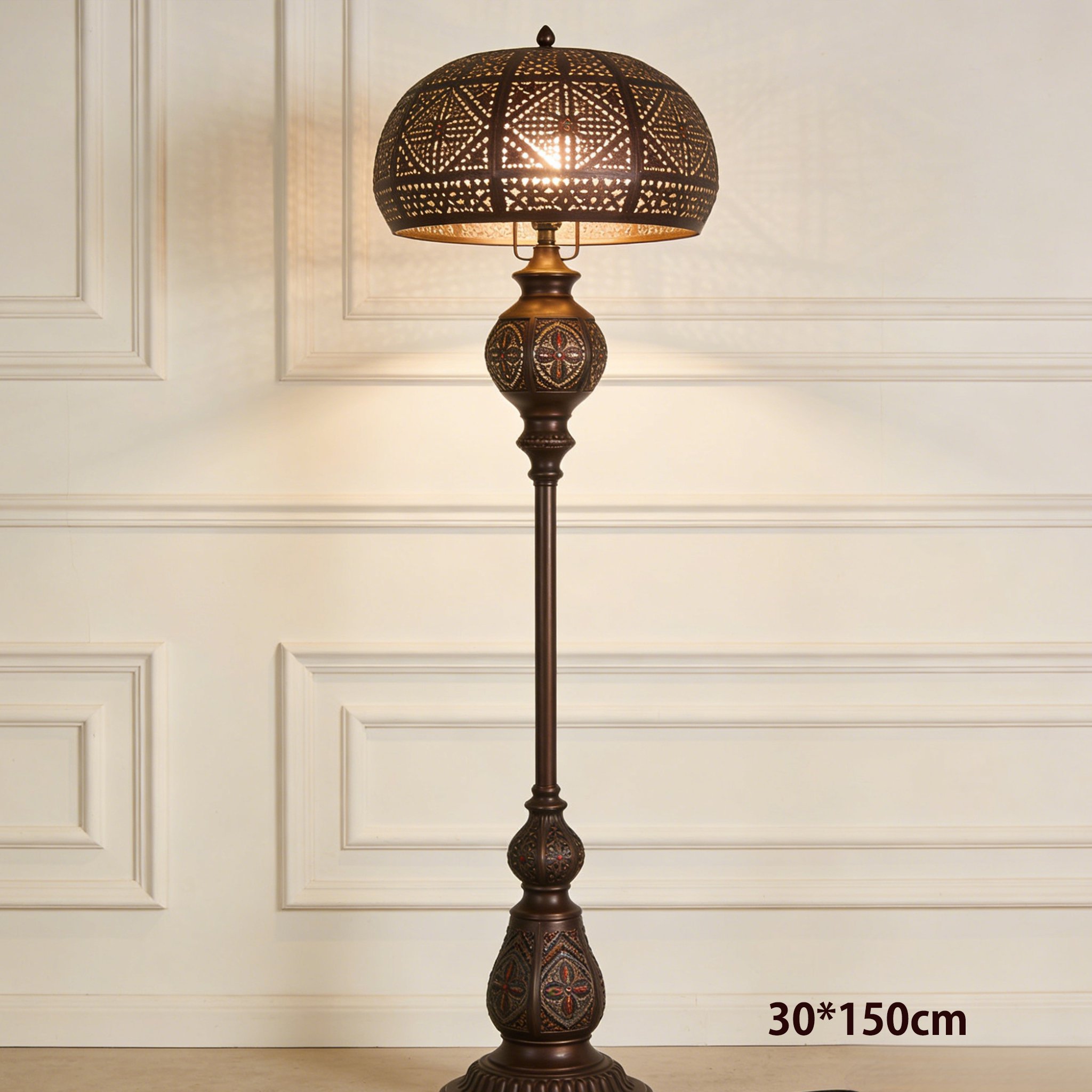 Lampa podłogowa z motywem ażurowym obok sofy