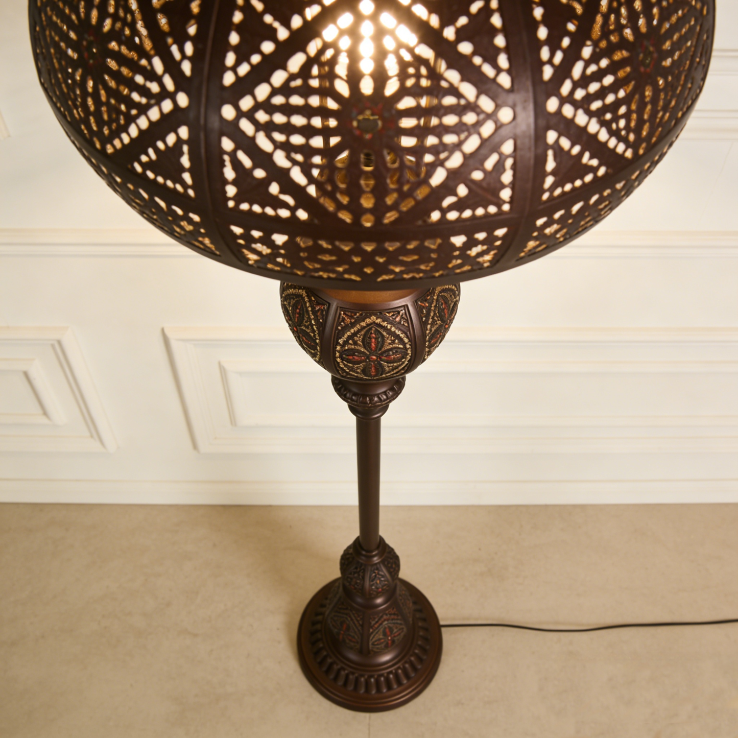 Designerska lampa podłogowa z motywem ażurowym