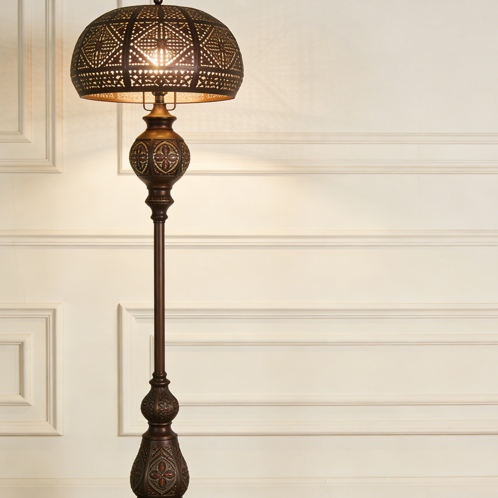 Designerska lampa podłogowa z motywem ażurowym