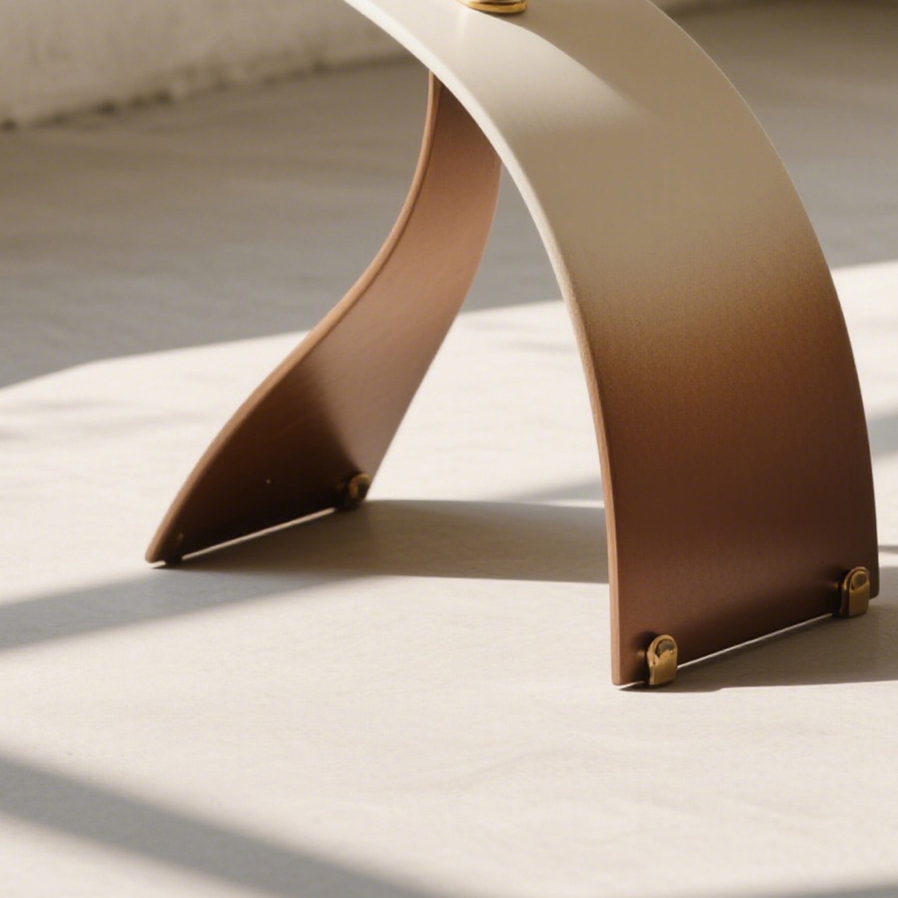 Modern lekerekített oldalasztal