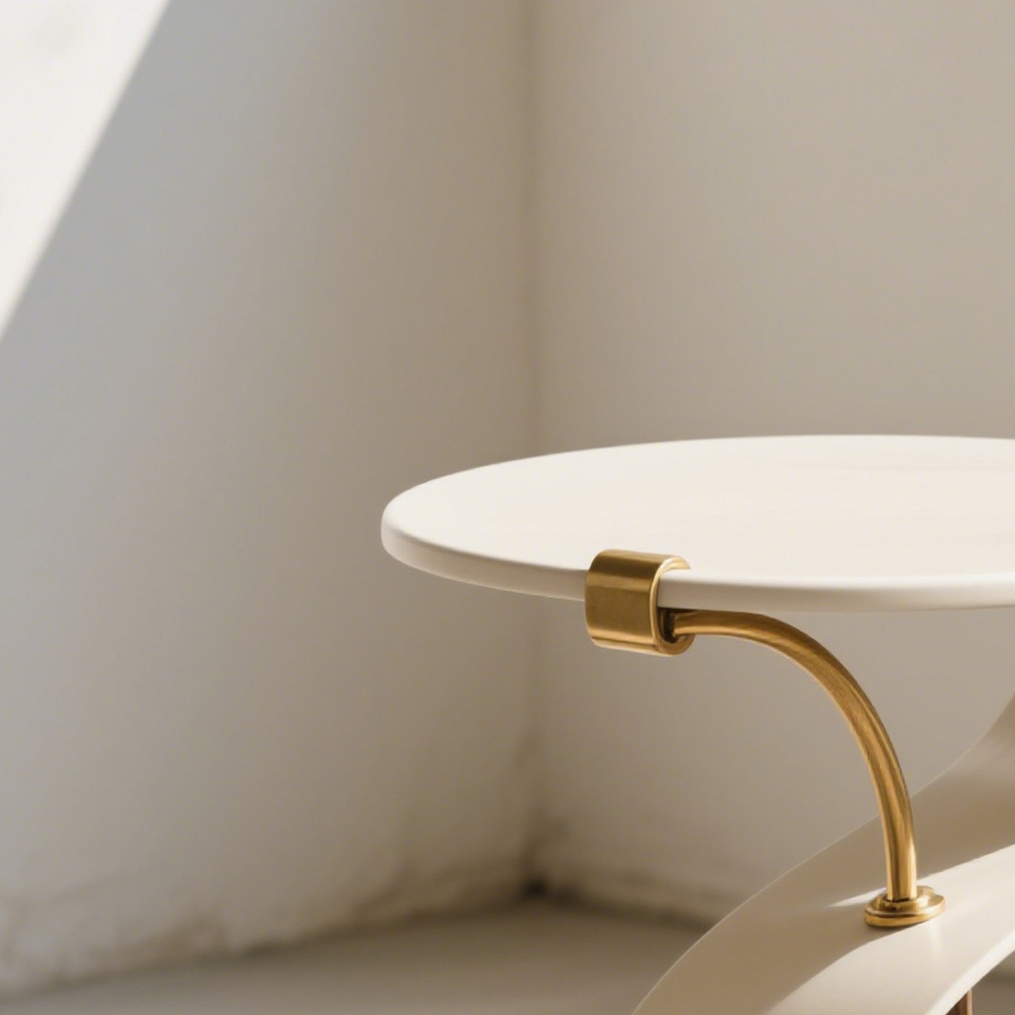 Stílusos lekerekített oldalasztal közelről