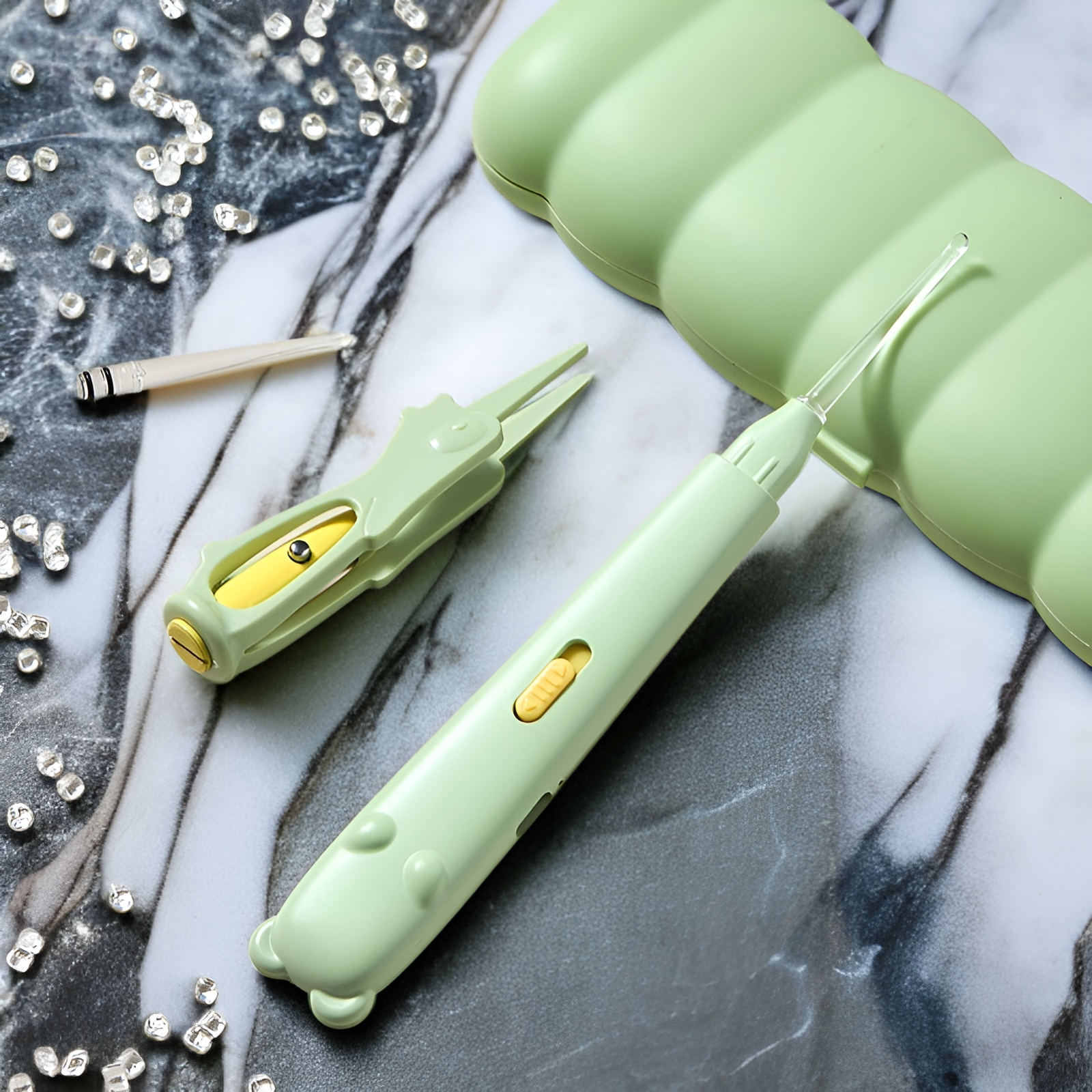 Podświetlany patyczek do uszu z lupą podczas użycia