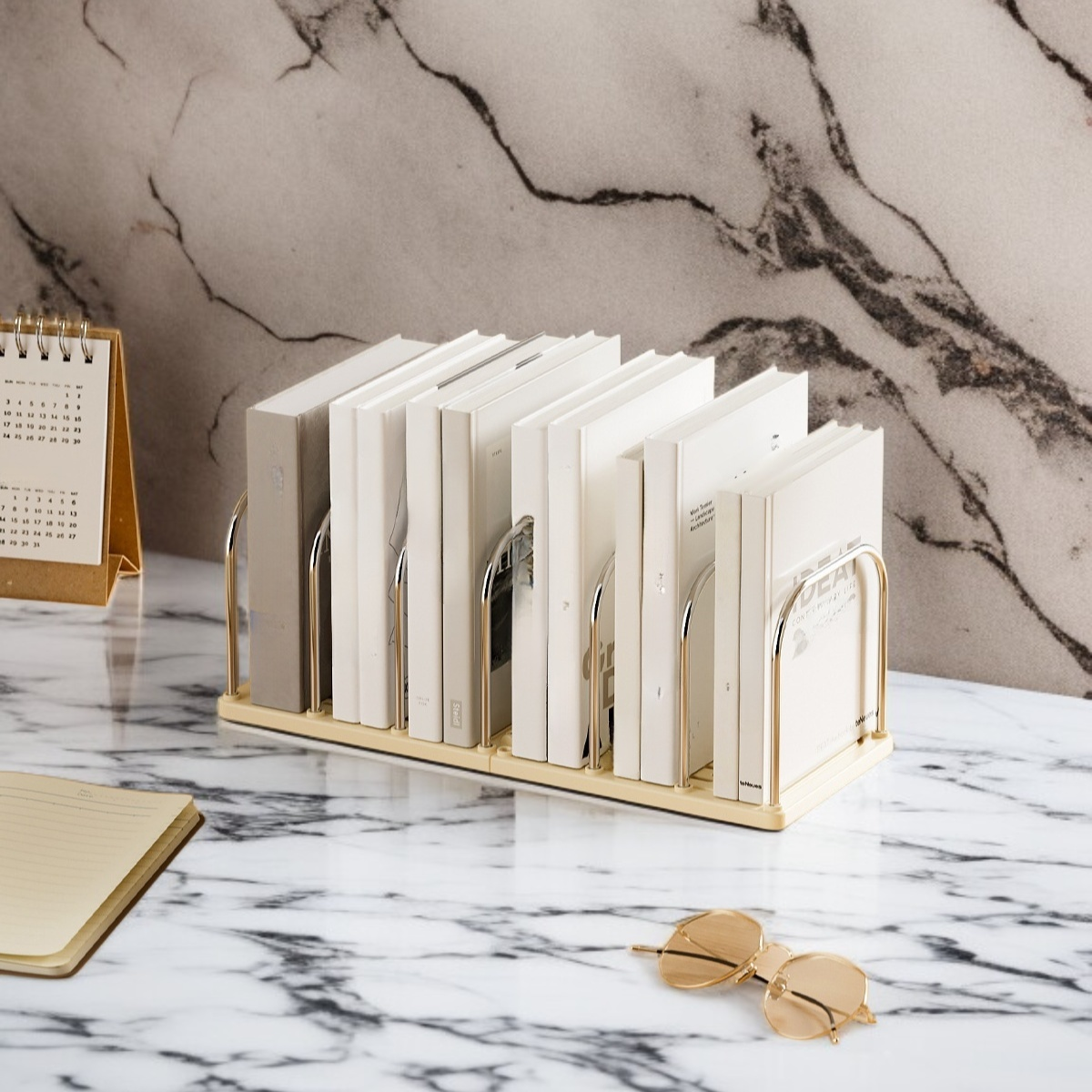 Zbliżenie na detale podstawki pod książki