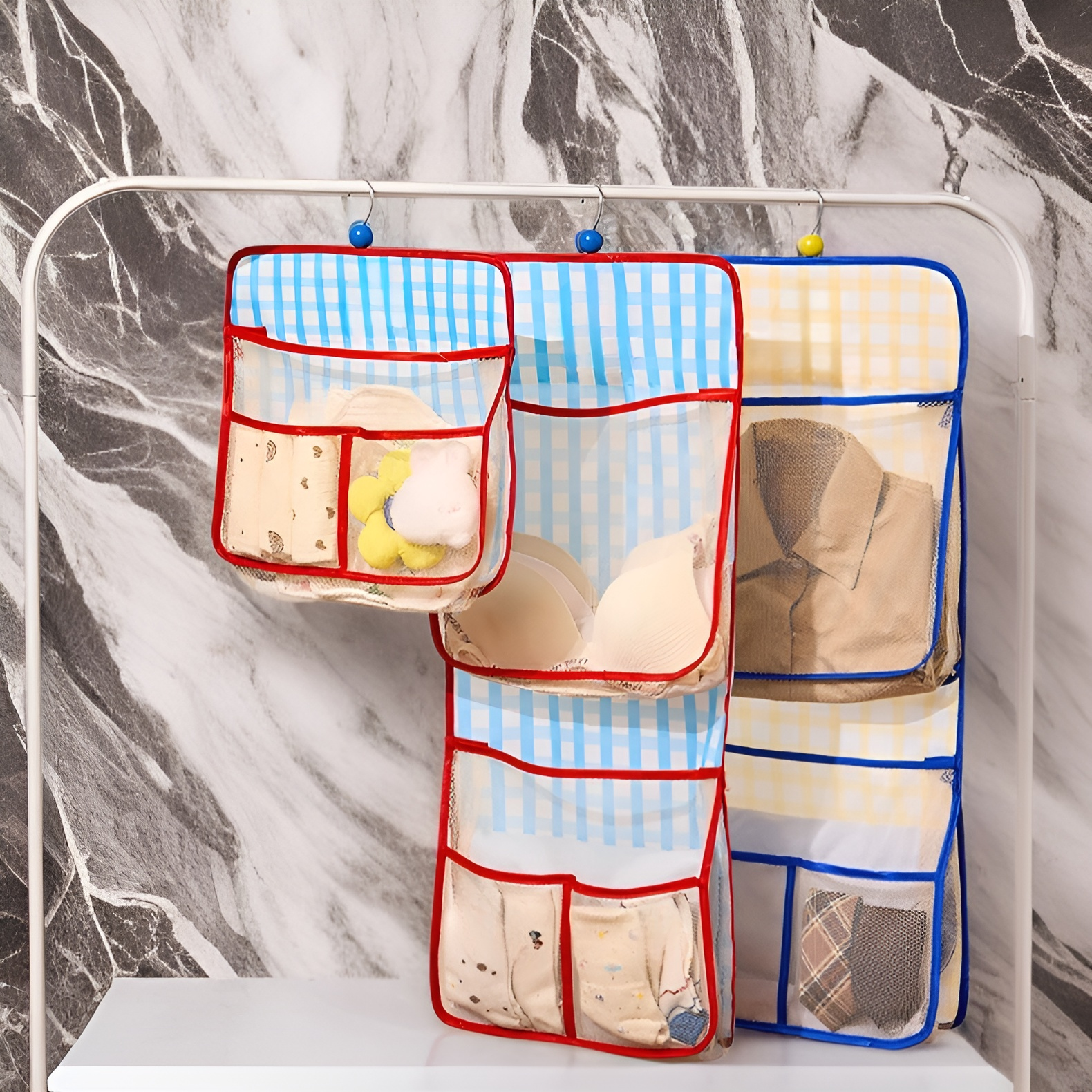 Wiszący organizer na skarpetki i bieliznę