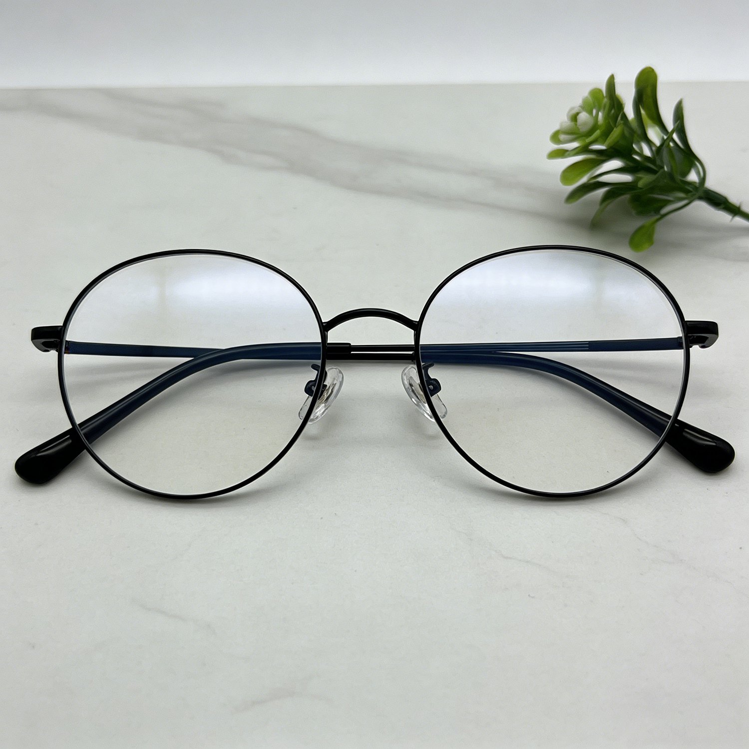 Stylish titanium alloy spectacle frames for myopia