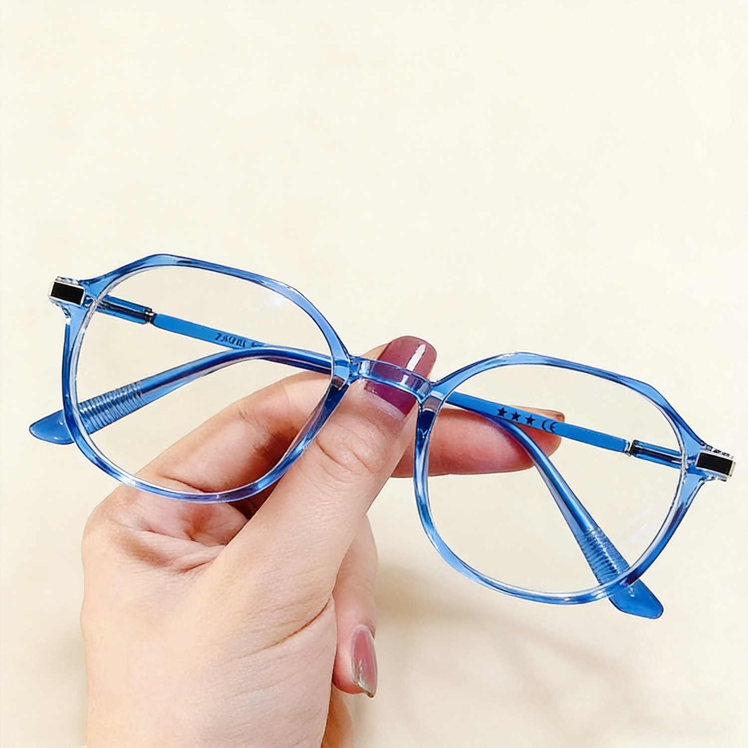 Lightweight myopia glasses with eye protection features