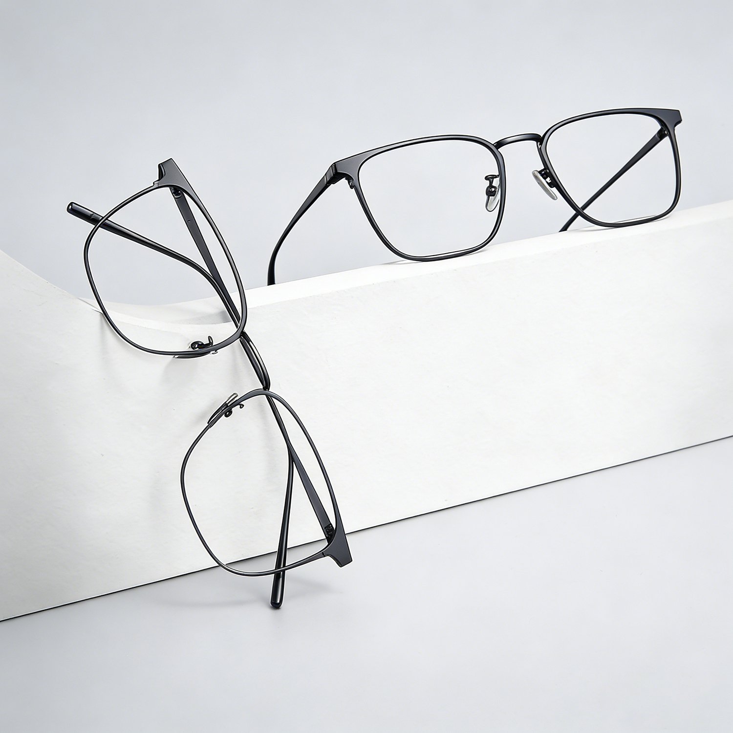Premium reading glasses with ultra-thin titanium frame