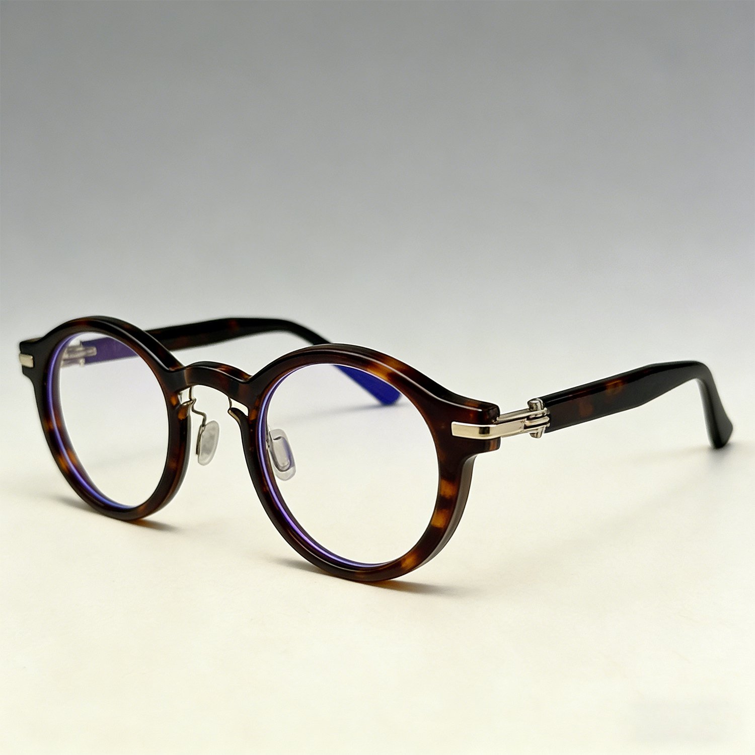 Lightweight retro round frame eyewear for eye comfort